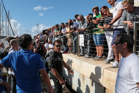 Cagliari. Gaetano Mura alla partenza per il giro del mondo in solitaria (foto S.Novellu)