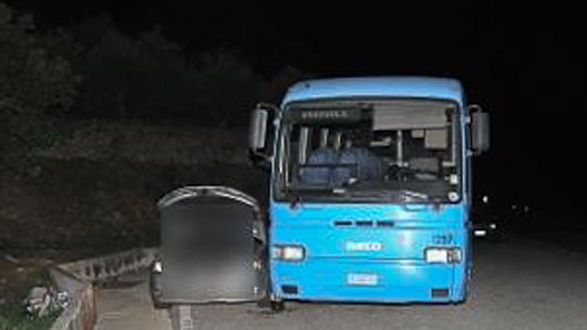 L'auto utilizzata per il furto, a fianco al pullman