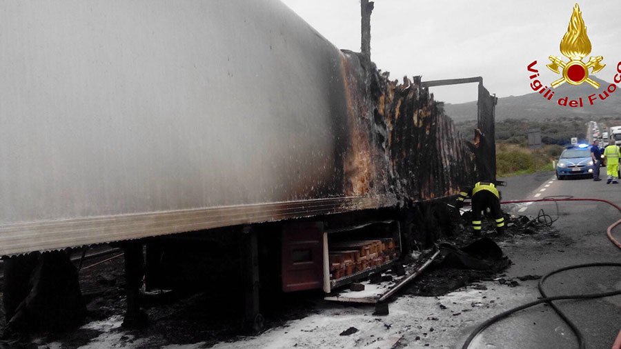 L'autoarticolato distrutto dalle fiamme