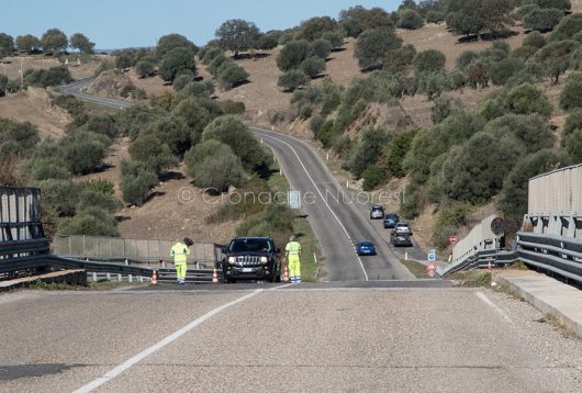 Uno dei blocchi stradali sulla 131 dopo la rapina