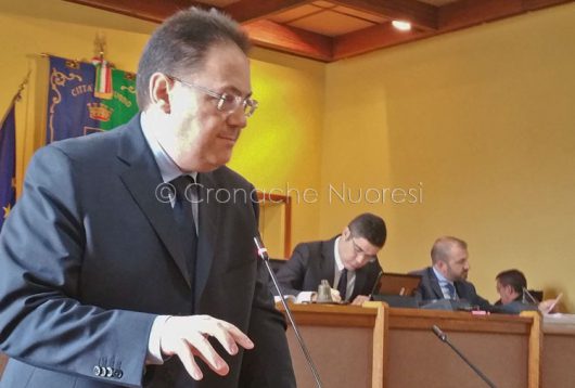 L'intervento di Roberto Deriu in Consiglio Comunale (foto Cronache Nuoresi)