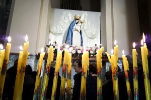 I fedeli rendono omaggio alla Madonna delle Grazie (foto Simone Litarru)