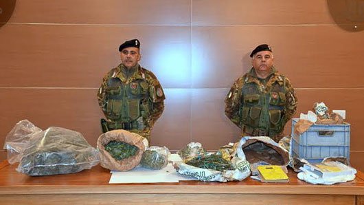 I Carabinieri con la droga sequestrata a Orgosolo