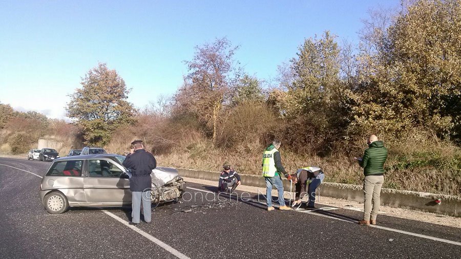 I rilievi della Polizia Stradale sul luogo dell'incidente