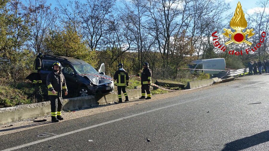L'intervento dei Vigili del fuoco sul luogo dell'incidente