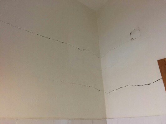 Una delle crepe alla scuola media di Orani (foto VVF)