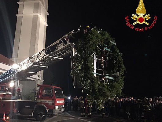I Vigili del fuoco issano sulla croce una corona di fiori