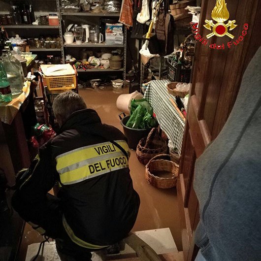 Intervento dei Vigili del fuoco in uno stabile allagato