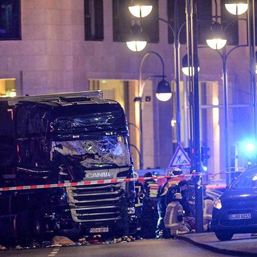 Il camion dopo l'attentato