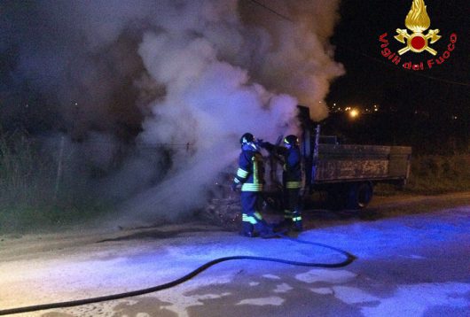 Oliena. I Vigili del fuoco spengono l'incendio che ha distrutto furogone