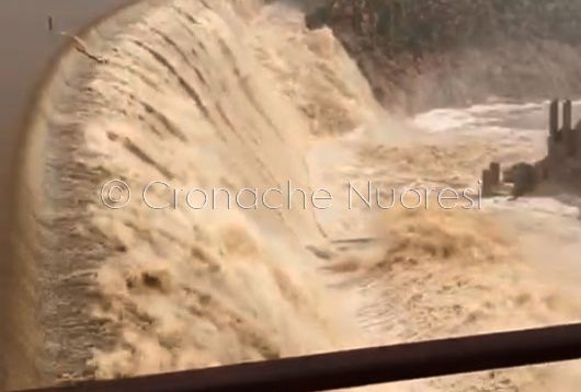 Torpè. la diga di Maccheronis in piena
