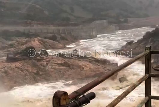 Torpè. la diga di Maccheronis in piena