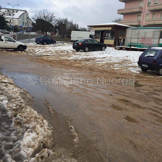 Nuoro, via Milano invasa dal fango