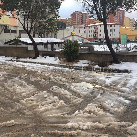 Nuoro, via Milano invasa dal fango