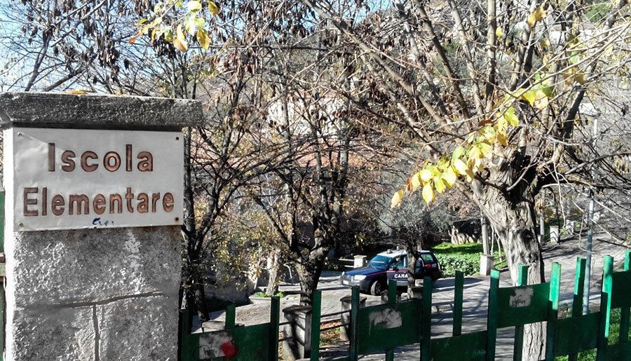 I Carabinieri davanti alla Scuola Elementare di Orotelli