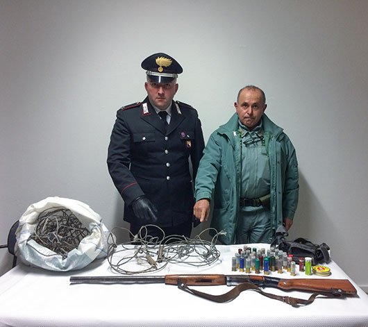 I Carabinieri con l'arma e le munizioni sequestrati