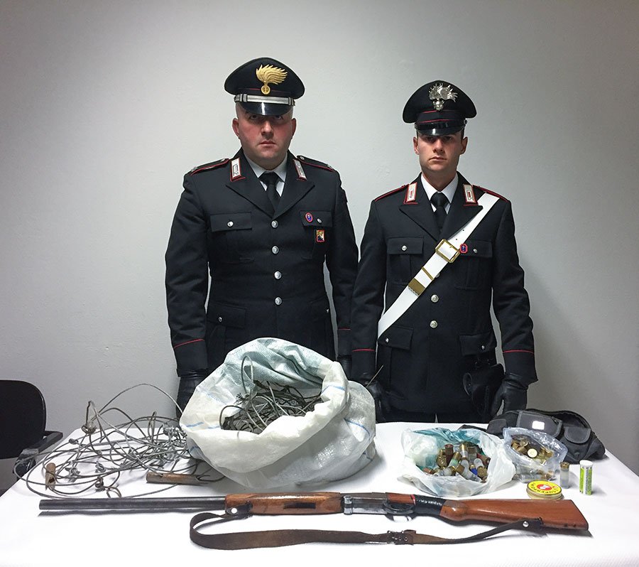 I Carabinieri con l'arma e le munizioni sequestrati