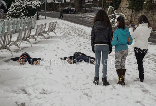 Nuoro. Bambini giocano con la neve in viale Ciusa (foto S.Novellu)