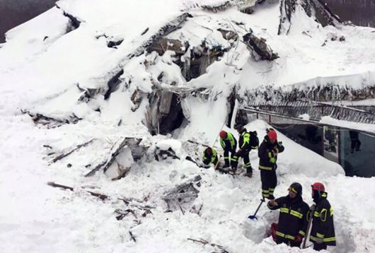 Soccorsi all'albergo di Rigopiano travolto dalla valanga