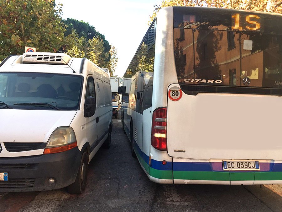 Traffico in tilt ai Giardini in occasione del Mercatino del venerdì