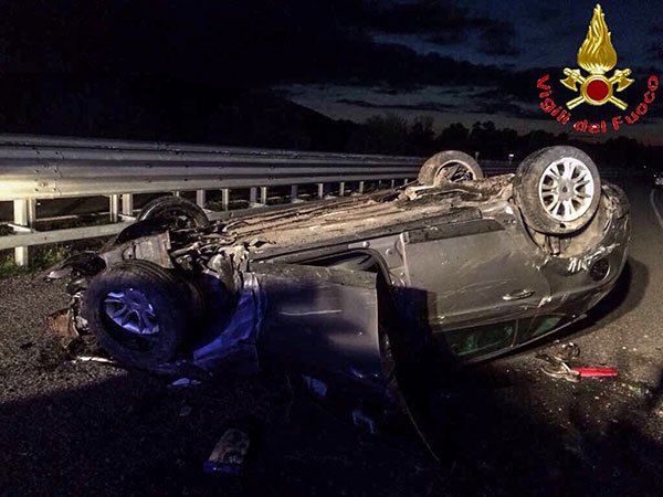 La Lancia Delta ribaltata sulla carreggiata