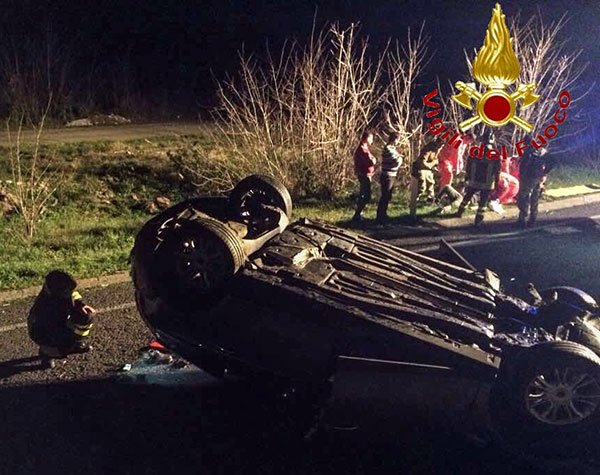 La Lancia Delta ribaltata sulla carreggiata