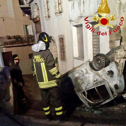 Orgosolo. La Renault Clio rubata e bruciata al centro del paese