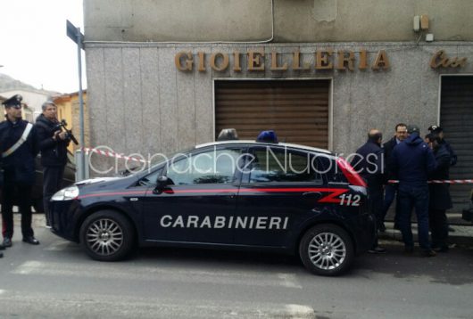 Le Forze dell'Ordine davanti alla giioielleria (Foto S.Novellu)
