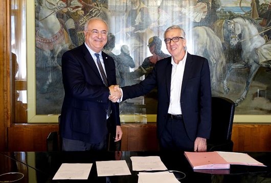 Stretta di mano tra Pigliaru e Cuccurese per la convenzione tra  Regione e Banco di Sardegna