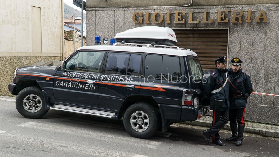 Gli inquirenti davanti alla casa del gioielliere di Sorgono (foto S.Novellu)