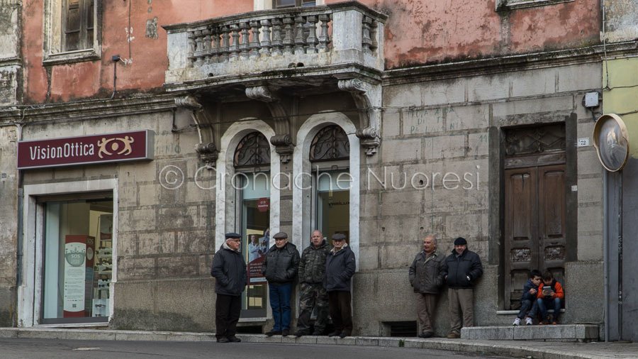 Curiosi davanti alla casa del gioielliere di Sorgono (foto S.Novellu)