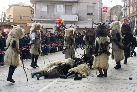 La sfilata delle maschere tradizionali a Nuoro (foto Mino Piccirillo)