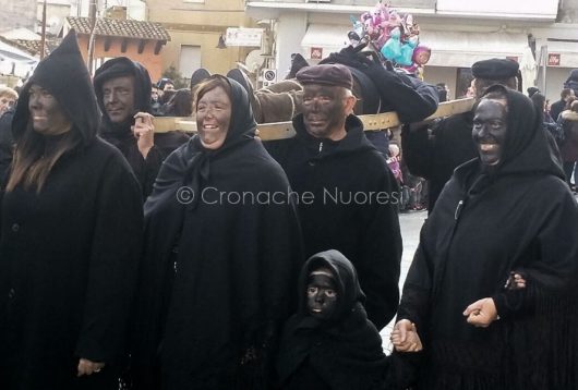 La sfilata delle maschere tradizionali a Nuoro (foto Mino Picirillo)