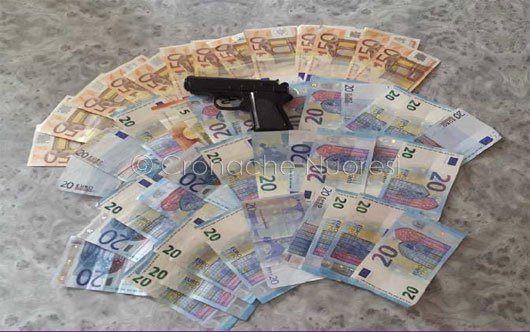 I contanti e la pistola giocattolo sequestrati