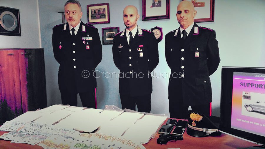 I Carabinieri con la droga e i soldi sequestrati (foto Cronache Nuoresi)