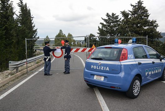 Gli agenti della Questura appongono i sigilli al ponte di Oloè