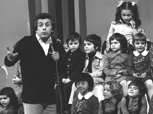 Cino Tortorella, in arte Mago Zurli', con alcuni bambini