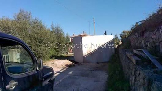 Orosei. l'enorme blocco di marmo sulla strada