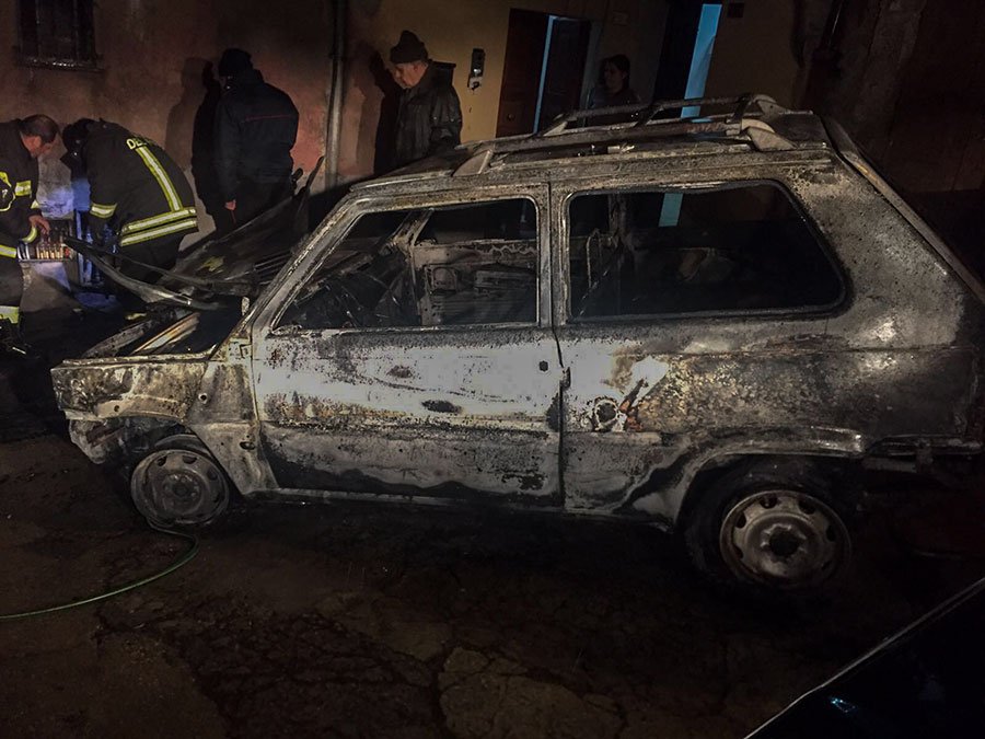 La Fiat Panda di proprietà della Curia di Ozieri bruciata a Bultei