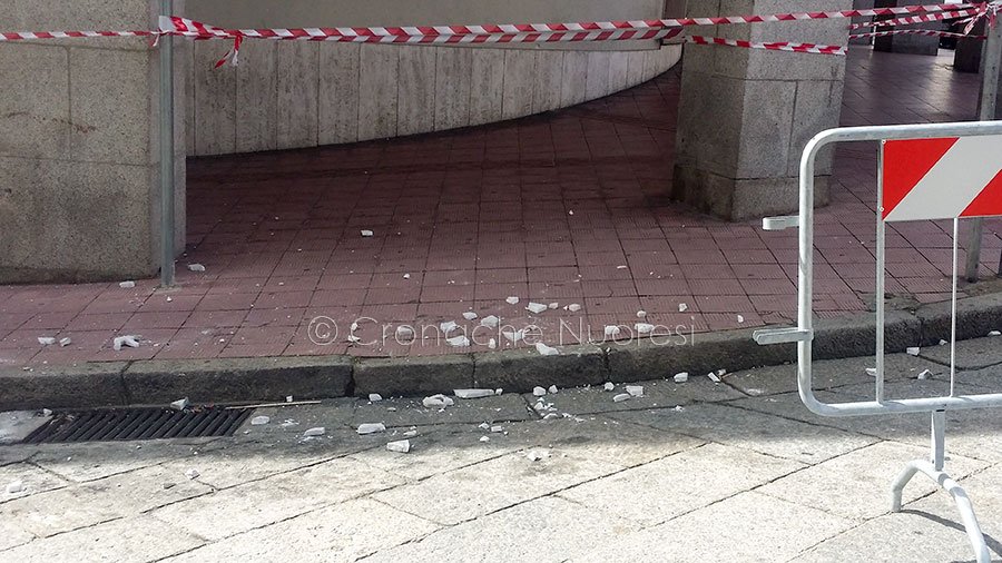 Nuoro, crollo di una lastra di marmo in piazza Crispi (foto S.Novellu)