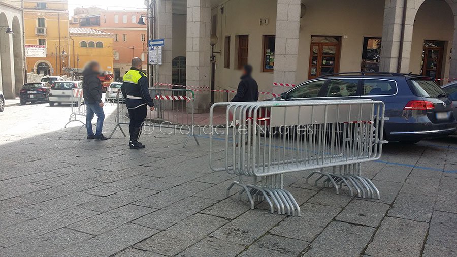 Nuoro, crollo di una lastra di marmo in piazza Crispi (foto S.Novellu)