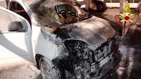 Bosa, l'auto della Capitaneria di porto data alle fiamme