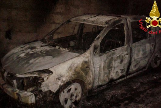 Jerzu, la Dacia Sandero distrutta dale fiamme