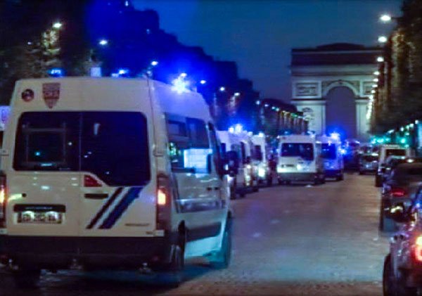 Parigi, un momento dell'assalto terroristico agli Champs Elysees