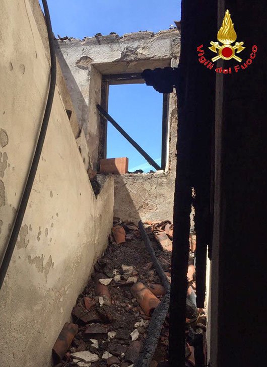 Macomer, danni all'edificio avvolto dalle fiamme