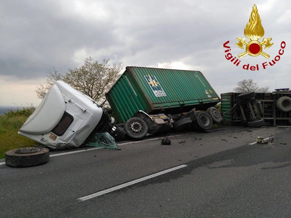 L'autoarticolato dopo l'incidente