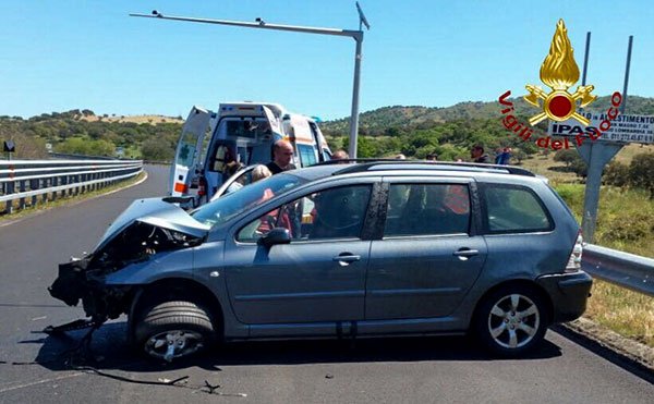 l'auto dopo l'incidente sulla 131