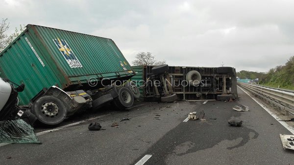 Agenti della Stradale sul luogo dell'incidente
