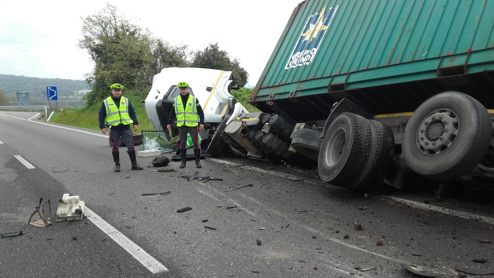 Agenti della Stradale sul luogo dell'incidente