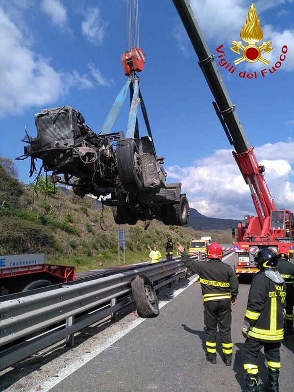 Il recupero dell'autoaricolato sulla 131 da parte dei Vigili del fuoco